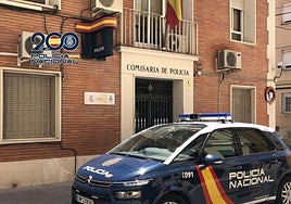 Un coche patrulla delante de la Comisaría de Policía en Alcoi.