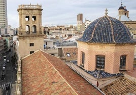 Vista de la Torre del Reloj y el tejado del Ayuntamiento de Alicante.