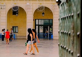 Entrada a la Audiencia Provincial de Alicante.