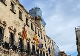 La fachada del Ayuntamiento con la red de protección.