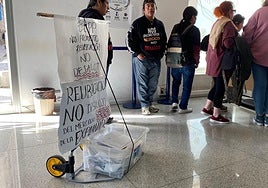 Comerciantes entregando las firmas al Registro General del Ayuntamiento de Alicante