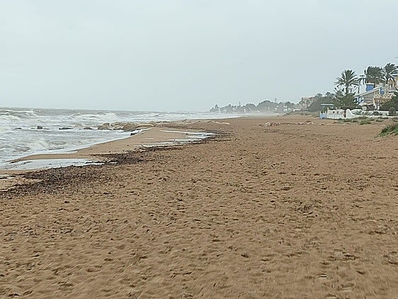 Imagen de una playa de Dénia durante la jornada de DANA.