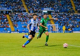 Sotillos avanza por la banda derecha en el choque ante el Antequera.