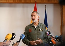 El Rey Felipe VI ofrece declaraciones a los medios durante su participación en el ejercicio 'Sirio 2024', organizado por el Ejército del Aire.