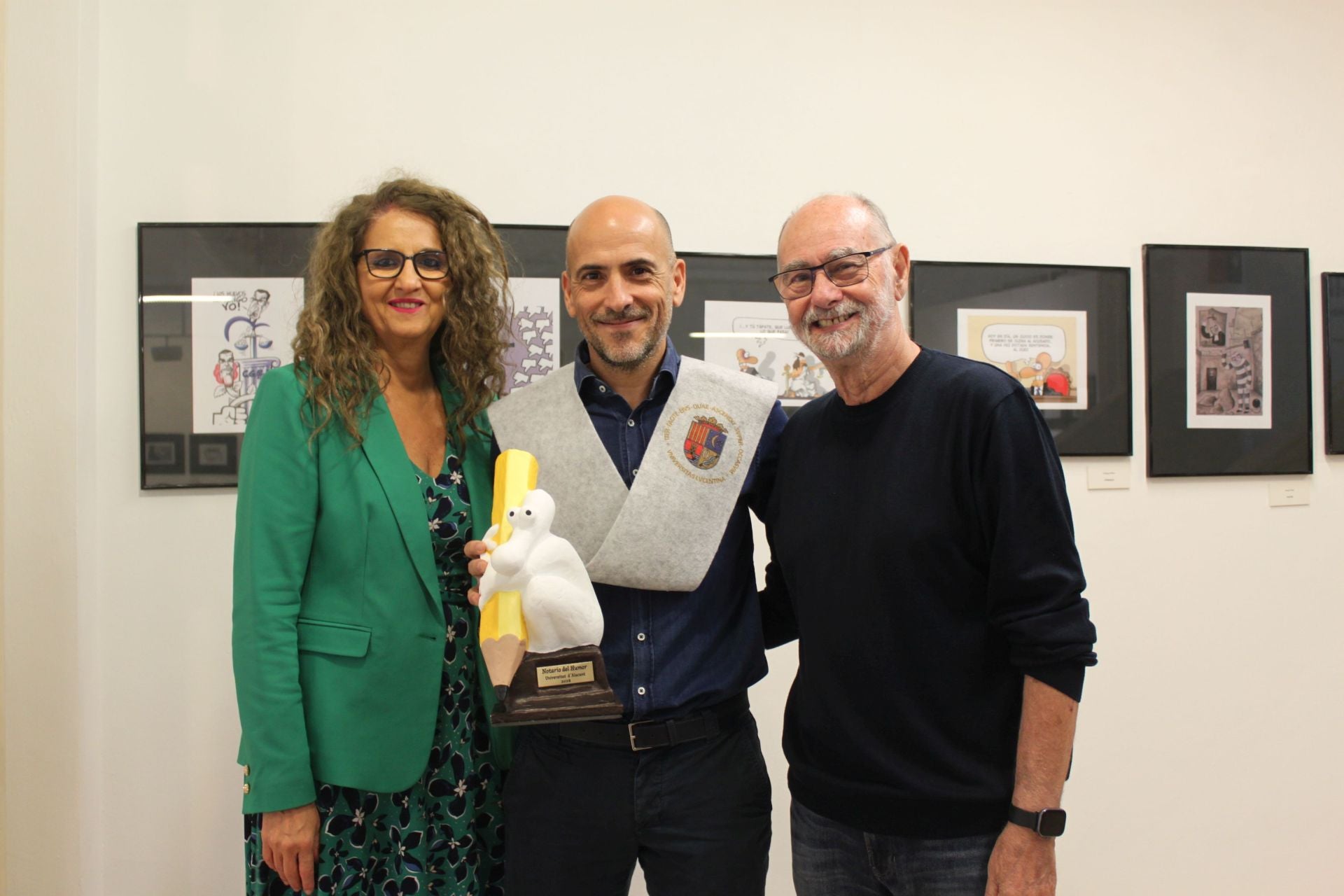 La vicerrectora de Cultura, Catalina Iliescu, junto al dibujante Enrique Pérez y el premiado César Oroz.