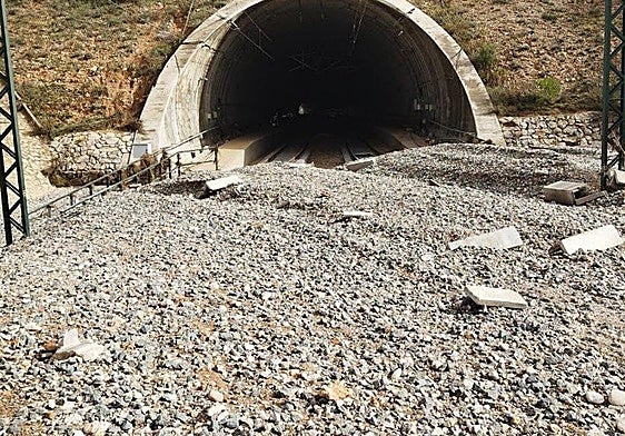 Entrada de un túnel totalmente colapsado.