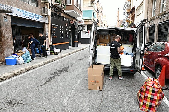 José recogiendo alimentos en el local de la Federación Alicantina de Fútbol Sala.