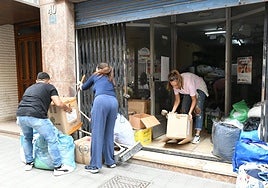 Voluntarios recogen material para ayudar a Valencia.