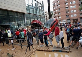 Varias personas esperan para recibir ayuda este jueves en Paiporta