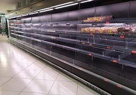 Lineales vacíos en un supermercado de Dénia.