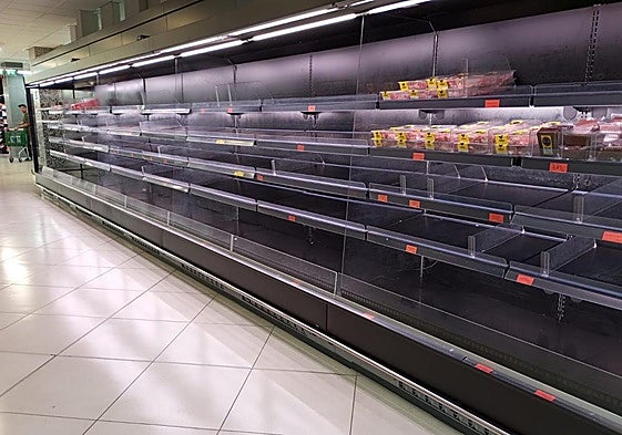 Lineales vacíos en un supermercado de Dénia.