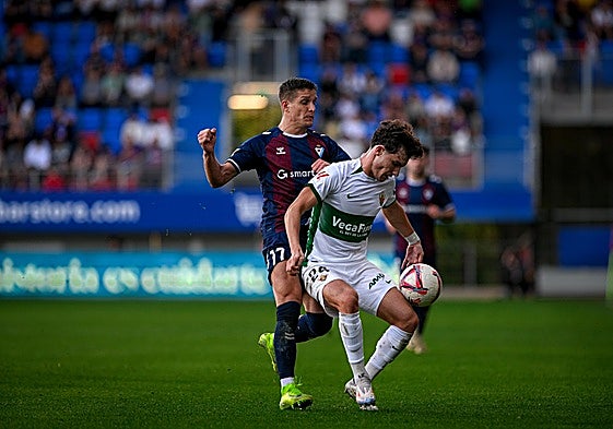 El franjiverde Yago Santiago protege un balón ante el jugador del Eibar Corpas.