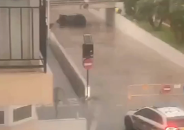 Un coche atascado en un tunel en Altea.
