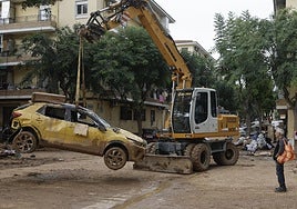 aquinaria pesada retira vehículos de las calles de Alfafar en Valencia.