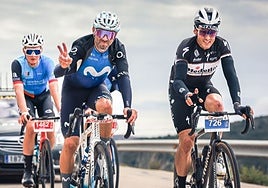 Óscar Sevilla (derecha) junto a Alejandro Valverde en el Gran Fondo de La Nucía