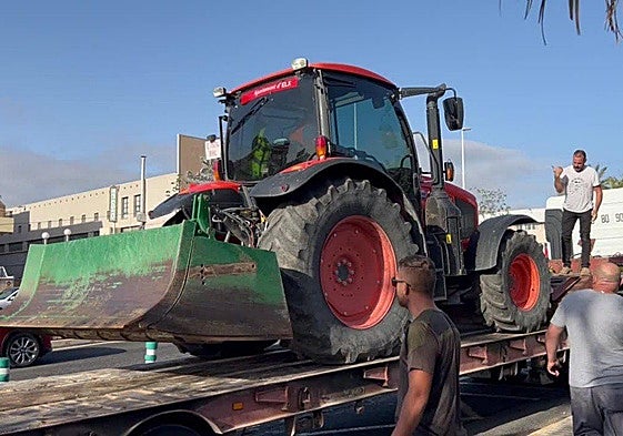Un tractor subido a una plataforma camino de Valencia.