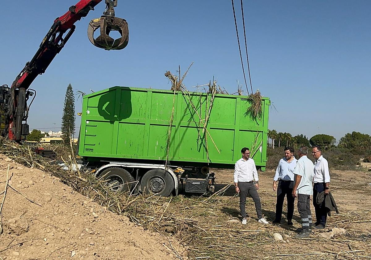 El alcalde, Pablo Ruz, y el concejal Claudio Guilabert, en los trabajos de desbroce del cauce.