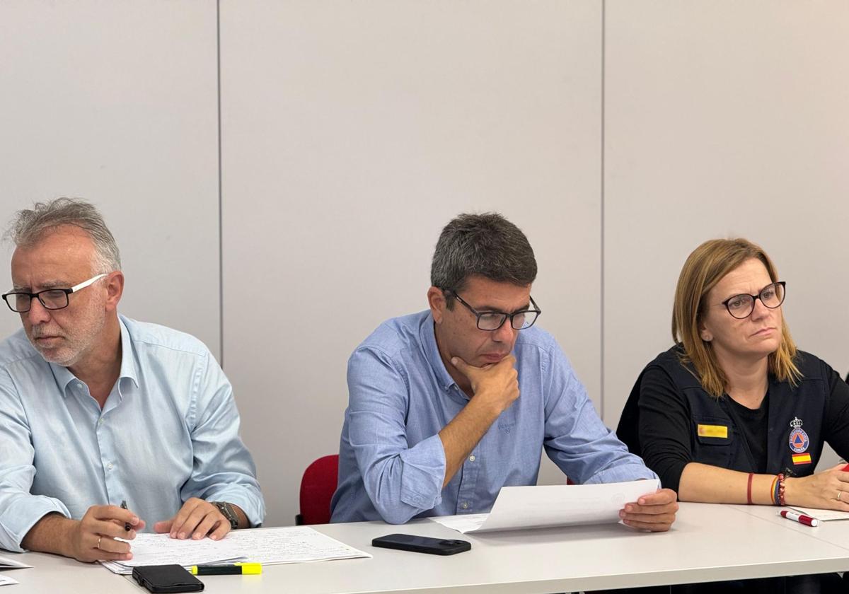 El presidente de la Generalitat, Carlos Mazón, entre el ministro de Administraciones Públicas, Ángel Víctor Torres, y la delegada del Gobierno, Pilar Bernabé.