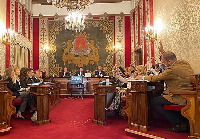 Los concejales de la oposición votando en contra con la ausencia de Otrolà (VOX) que suele sentarse junto a Robledillo en el asiendo vacio.