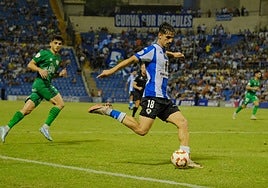 Oriol Soldevila conecta un disparo con la derecha ante el Antequera.