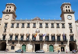 Fachada del Ayuntamiento de Alicante, en imagen de archivo.