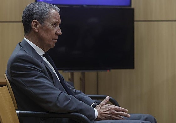 El expresidente de la Generalitat valenciana y exministro, Eduardo Zaplana, en el banquillo durante una vista por el jucio Erial.