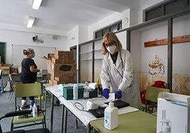 Instituto habilitado como centro sanitario en Sedaví tras el paso de la DANA.