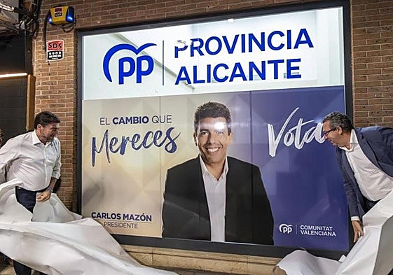 Luis Barcala y Toni Pérez descubren un vinilo de Carlos Mazón en la inauguración de la sede provincial del PP en Benito Pérez Galdós.