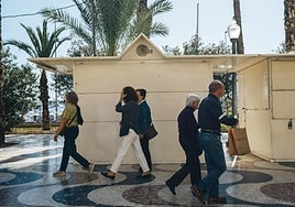 Puestos de artesanía en la Explanada de Alicante.