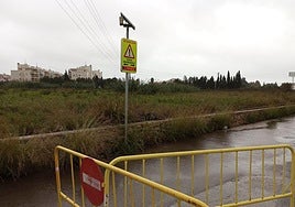 Señales con carreteras cortadas por zona inundable.