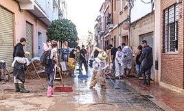 Voluntarios de Elda en las tareas de limpieza tras la DANA.