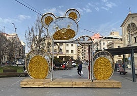 Oso influencer en la plaza de la Montañeta.