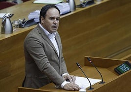 El portavoz del PP en Les Corts, Juanfran Pérez Llorca, durante su intervención en el debate.