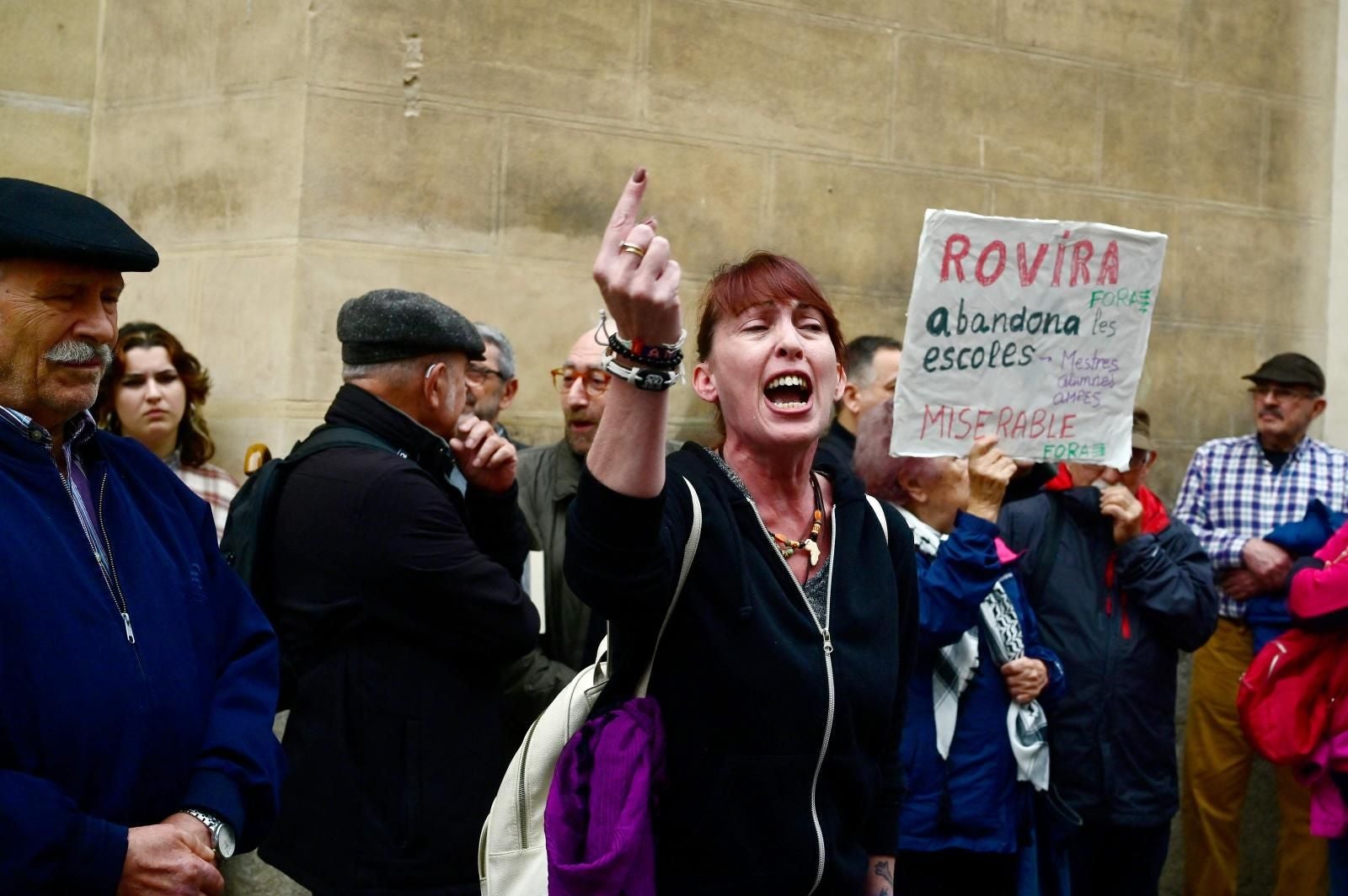Imagen secundaria 2 - Una concentración ante Les Corts reclama la «dimisión» de Mazón y denuncia las «muertes evitables»