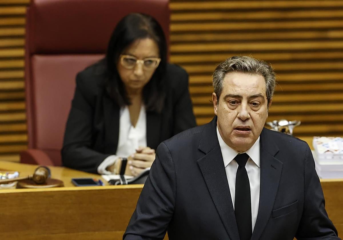 El portavoz de VOX en Les Corts, José María Llanos, interviene durante la sesión plenaria.