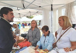 El alcalde de Alicante, Luis Barcala, en el rastrillo.