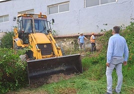 El concejal de Pedanías, Raúl Sempere, supervisa los trabajos de desbroce.