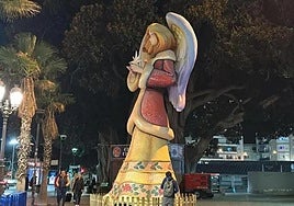 Ángel gigante de Navidad frente a la estación de tren Alicante-Terminal.