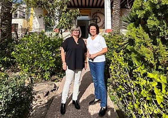 La diputada de Arquitectura, Carmen Sellés, junto a la alcaldesa de la localidad y diputada de Bienestar Social, Loreto Serrano.