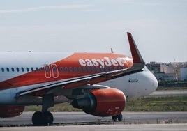 Avión de Easjet, en la pista de despegue del aeropuerto de Alicante-Elche.