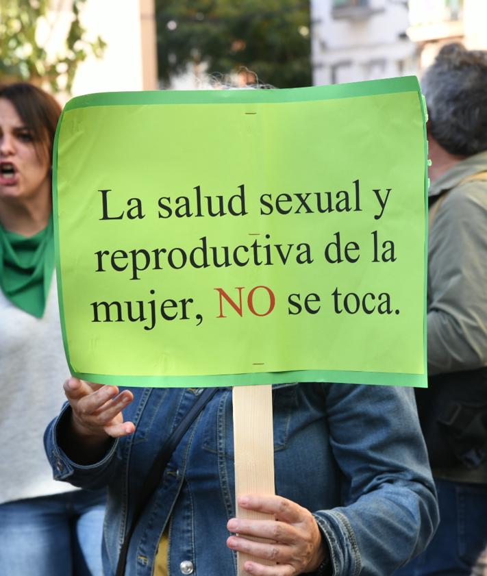 Imagen secundaria 2 - Inauguración de la Oficina de la Maternidad de Alicante y protesta.