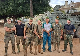 'Boinas verdes' veteranos en una de las localidades de Valencia afectadas por la DANA.