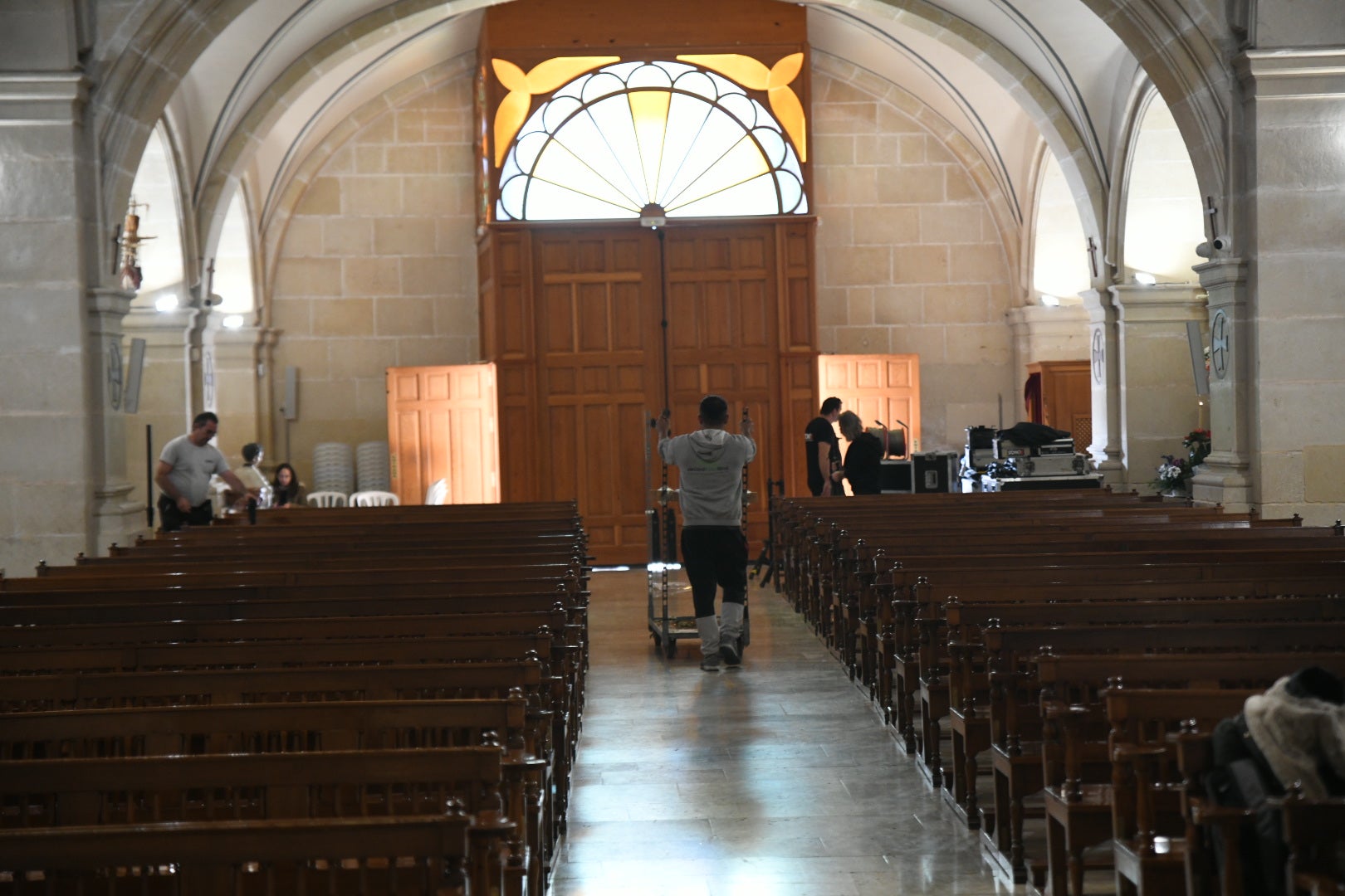 Últimos detalles para coronar a &#039;La Marinera&#039; de Alicante