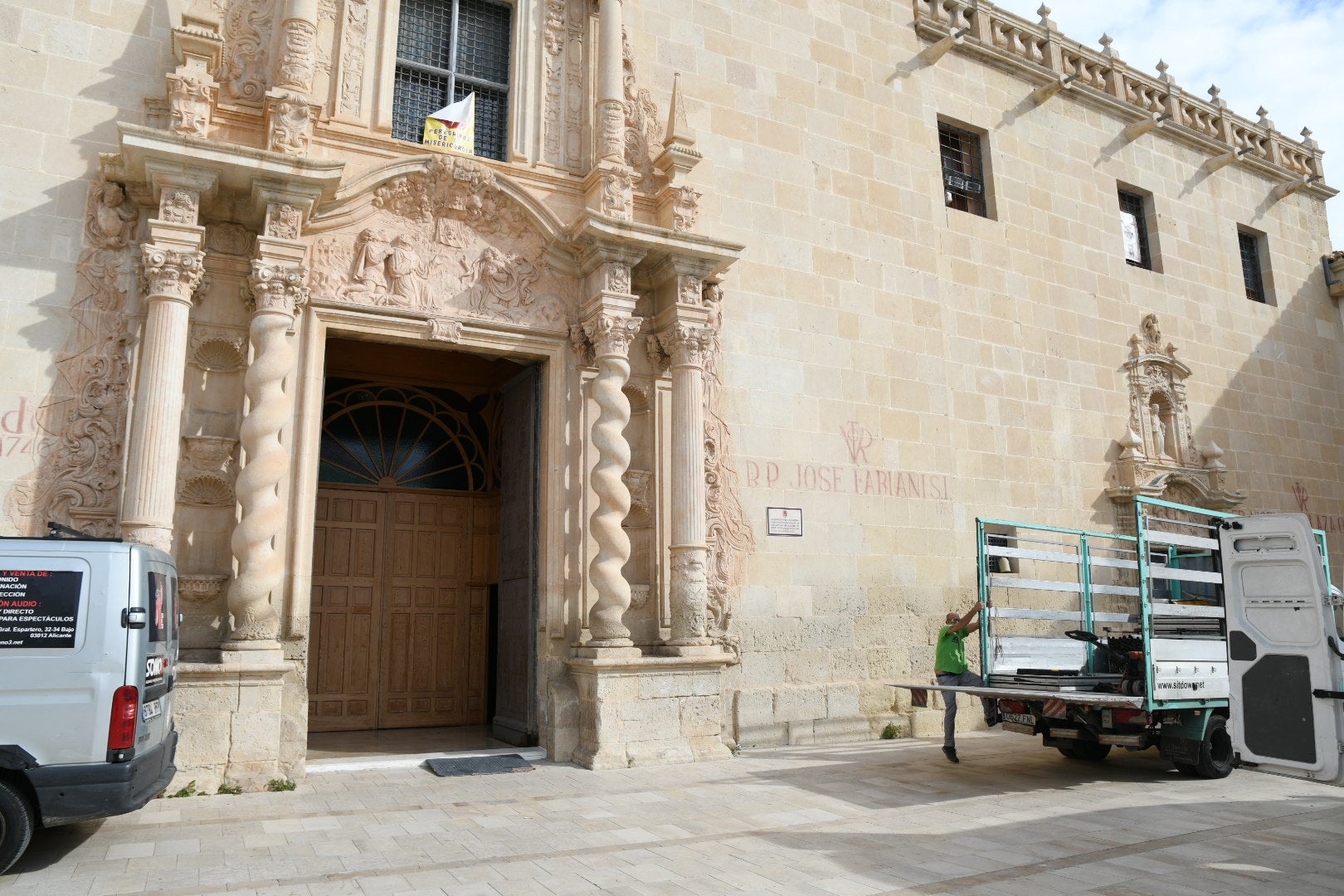 Últimos detalles para coronar a &#039;La Marinera&#039; de Alicante