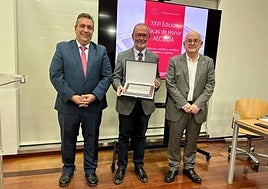 El alcalde de El Campello, Juanjo Berenguer, recoge la placa de honor del Instituto de Ecología Litoral.