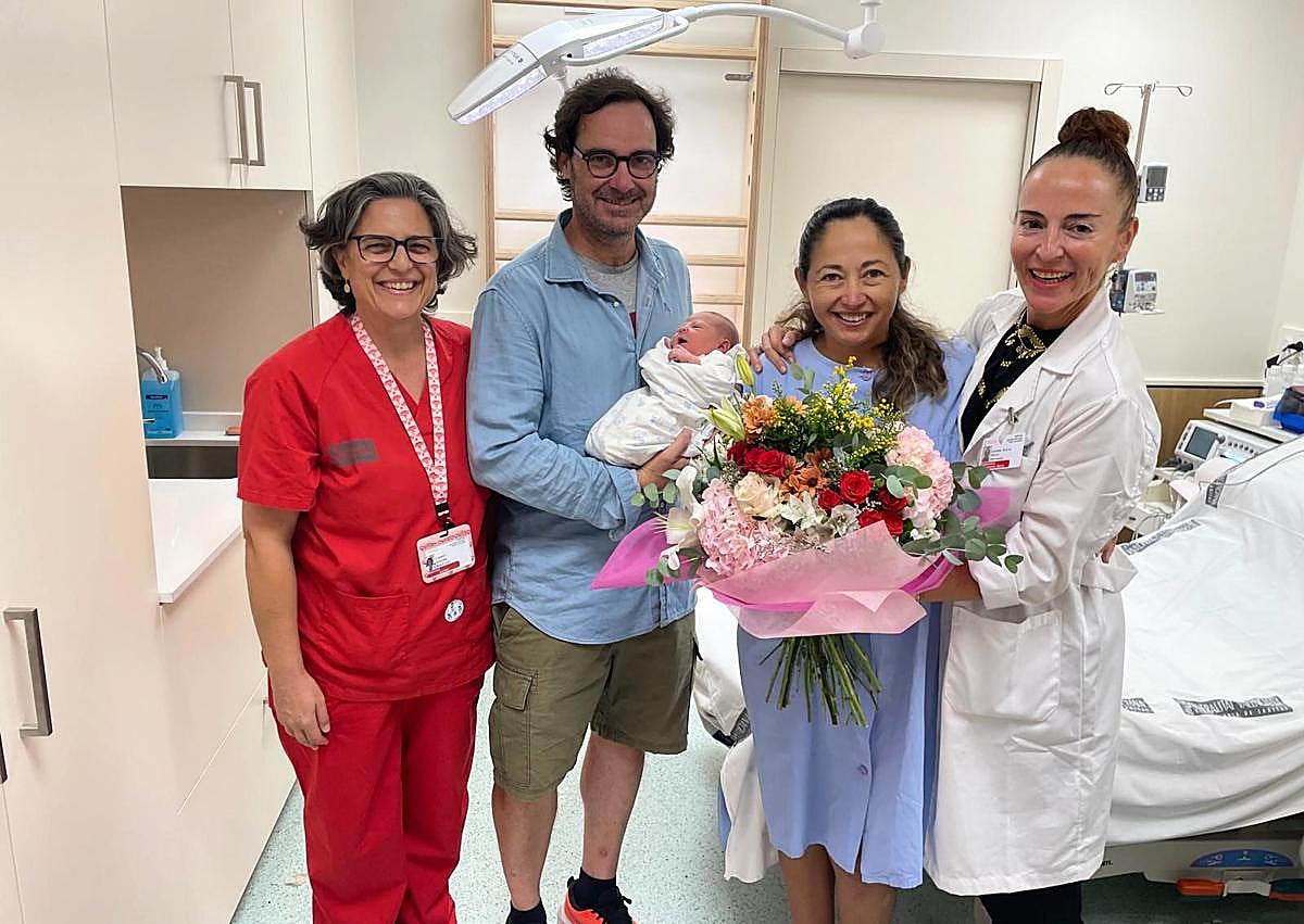 Imagen secundaria 1 - (arriba) Sala de nacimiento Albufereta del Hospital Sant Joan d'Alacant con bañera de dilatación. (abajo) Cayetana Nely, primer bebé junto a sus padres Sara y Aurelio, la responsable de matronas, Isabel Robles y la directora médica, Lorena Peiró.