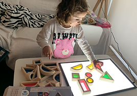 Jimena jugando con figuras.