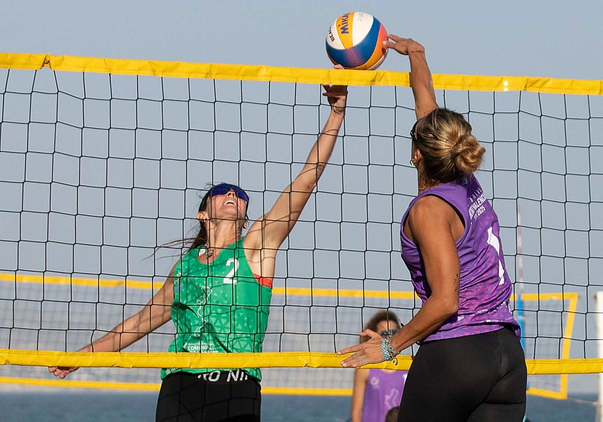 Nazaret Florián impone su poderío en la red el pasado domingo en El Campello.