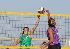 Nazaret Florián impone su poderío en la red el pasado domingo en El Campello.