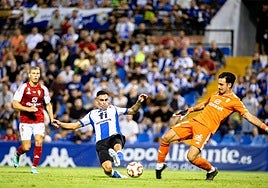 Romera presiona al portero del Murcia en la acción del gol de Soldevila.